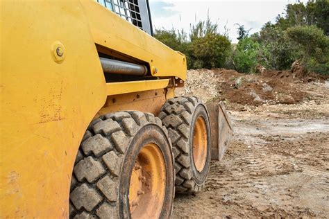 solid vs pneumatic skid steer